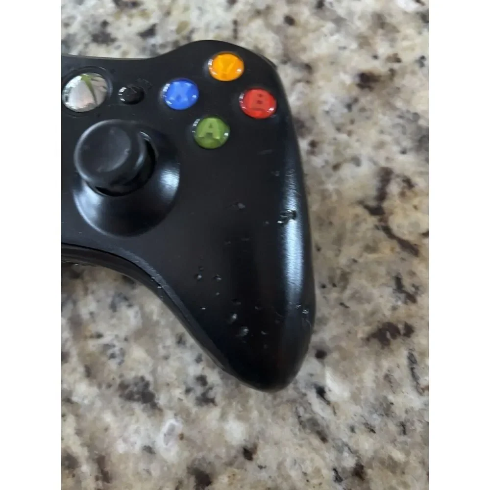 Xbox Controller.‎ Missing Battery Cover On Back. In Very Good Used Condition
